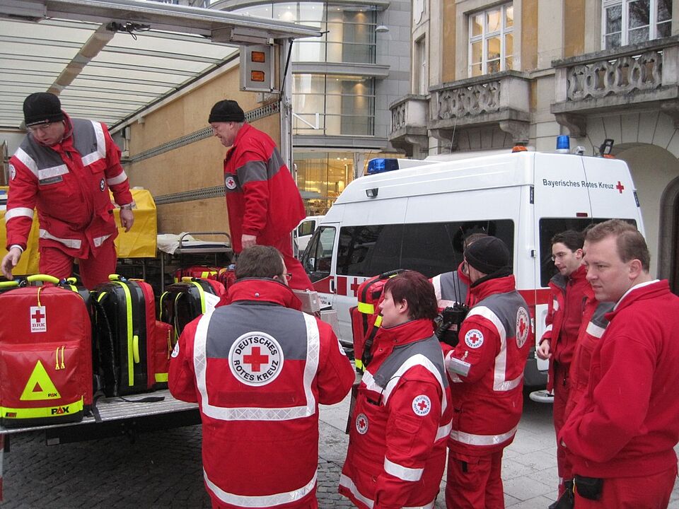 Die Helfer holen das benötigte Material ab