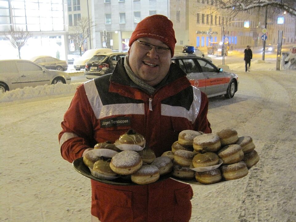 Der Einsatzleiter bringt Stärkung vorbei